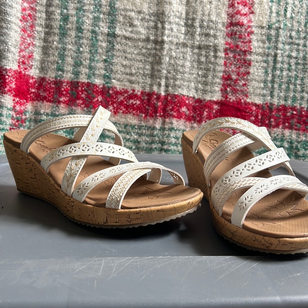 White/tan Sketchers wedges